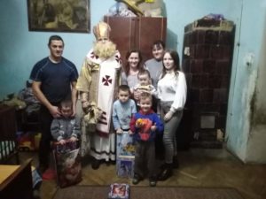 Родина Павла й Іринки з діточками у Бібрці на Львівщині
